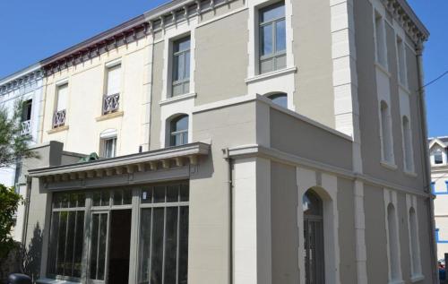 - un grand bâtiment blanc avec une grande fenêtre dans l'établissement Villa l'Accalmie, à Wimereux