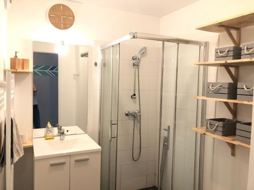 a bathroom with a shower and a sink at Fl’Heurt de Mer appartement au pied de la plage, vue mer in Le Portel