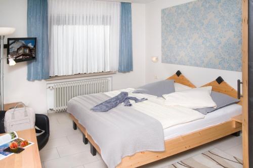 
Ein Bett oder Betten in einem Zimmer der Unterkunft Hotel-Restaurant Im Goldenen Grund
