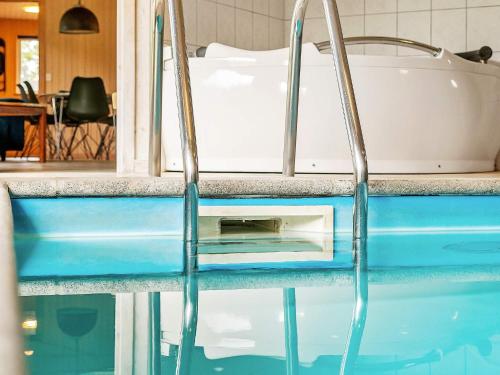 Cama en habitación con piscina en 10 person holiday home in Gilleleje, en Gilleleje