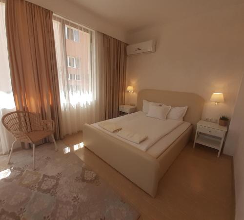 桑丹斯基的住宿－Princess Apartment，卧室配有白色的床和窗户。