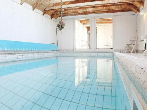 Piscina en o cerca de 12 person holiday home in Hvide Sande