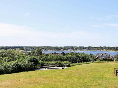 een park met banken en uitzicht op het water bij 8 person holiday home in Skals in Sundstrup
