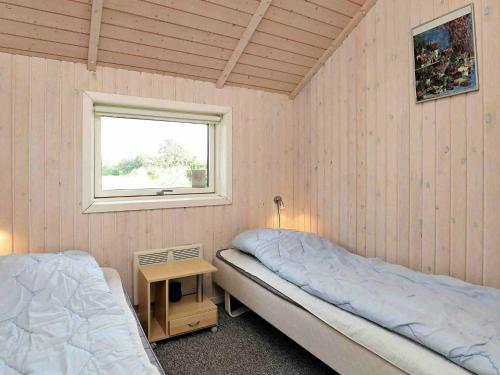 Bøtø ByにあるHoliday home Væggerløse XVIのベッドルーム1室(ベッド2台、窓付)