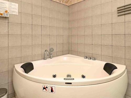 Ένα μπάνιο στο 10 person holiday home in Væggerløse-By Traum