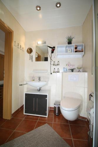 ブレムにあるKomfort Ferienwohnung FEWO74-1のトイレと洗面台付きのバスルーム
