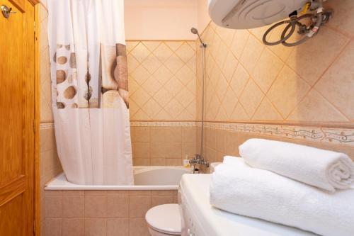 Vonios kambarys apgyvendinimo įstaigoje Home2Book Cozy Apartment Playa Paraiso