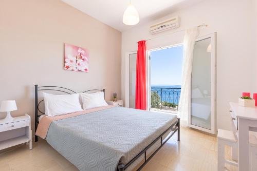 sypialnia z łóżkiem i dużym oknem w obiekcie Katerina Horizon Apartments by Konnect - 1,8km from Ipsos beach w mieście Ýpsos