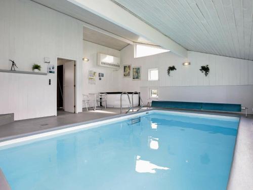 ロンストラップにある10 person holiday home in Hj rringの大きなお部屋内の大きなスイミングプール