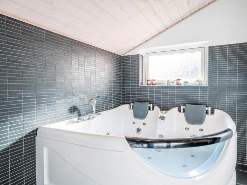 Koupelna v ubytování Holiday home Blåvand CLXIX