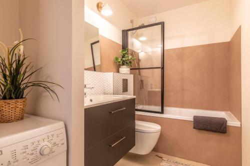 un bagno con wc, lavandino e doccia di T3 centre proche plage avec parking privatif a Biarritz