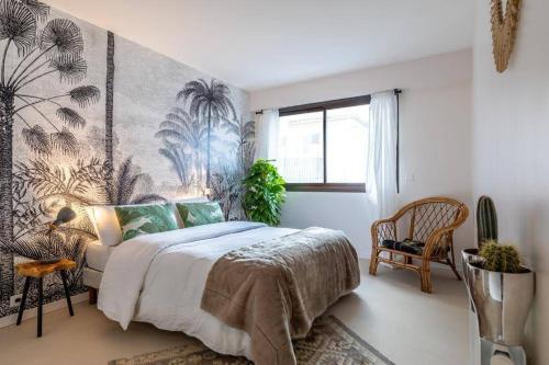 Un dormitorio con una cama grande y una ventana en T3 centre proche plage avec parking privatif en Biarritz