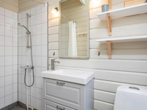 スケーエンにあるThree-Bedroom Holiday home in Skagen 4の白いバスルーム(シンク、シャワー付)