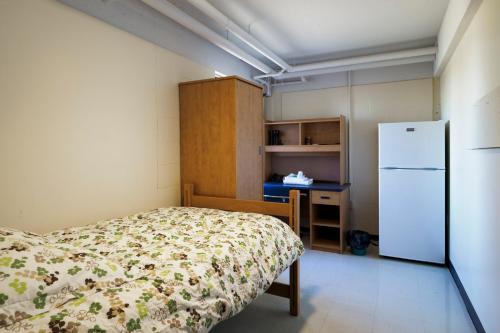A bed or beds in a room at Au Campus-Hébergement hôtelier Université de Sherbrooke