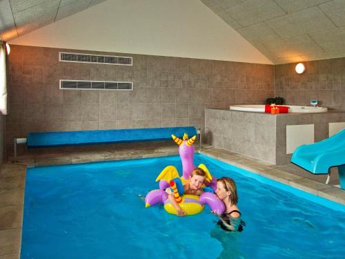 uma mulher e uma rapariga numa piscina em 14 person holiday home in Sydals em Høruphav