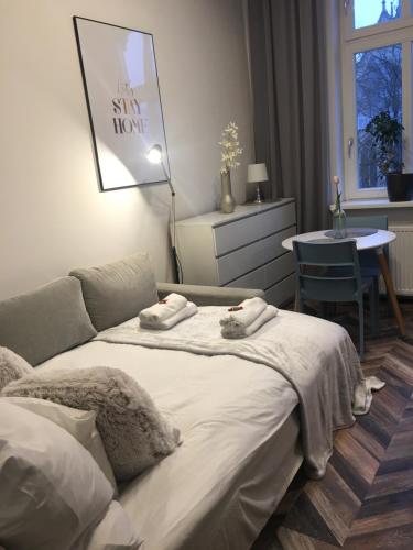 Apartment Katowice Center-1 في كاتوفيسي: غرفة نوم عليها سرير وفوط