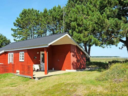 ロモ・キルケビーにある4 person holiday home in R mの田舎赤小屋