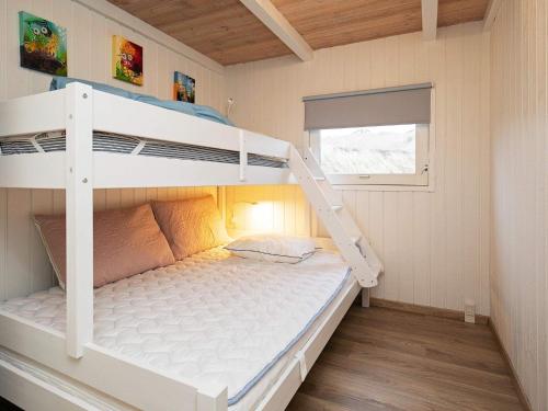 Krevet ili kreveti na sprat u jedinici u okviru objekta Five-Bedroom Holiday home in Løkken 6