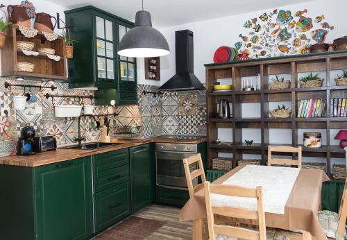 Кухня или кухненски бокс в Rustic Interior in a Modern 2-Bedroom Apartment
