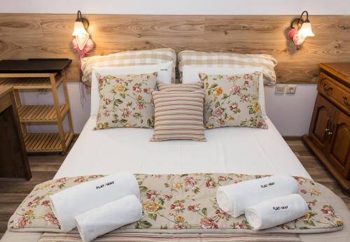 Легло или легла в стая в Rustic Interior in a Modern 2-Bedroom Apartment