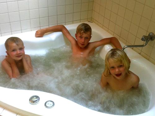 ブラーバンドにあるThree-Bedroom Holiday home in Blåvand 85の子供3名(バスタブ付)