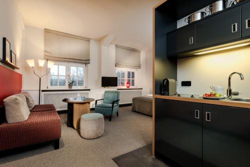 a room with a kitchen and a living room at Apartment040 in Hamburg