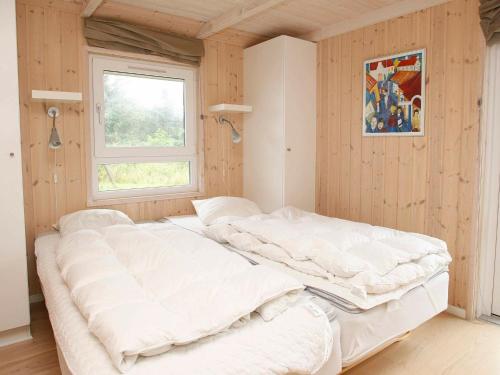 En eller flere senge i et værelse på Three-Bedroom Holiday home in Hjørring 7