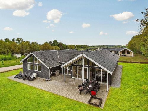 una vista aérea de una casa con techo en 16 person holiday home in Glesborg, en Fjellerup Strand