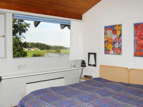 una camera da letto con un letto e una finestra di 7 person holiday home in Aabenraa a Aabenraa