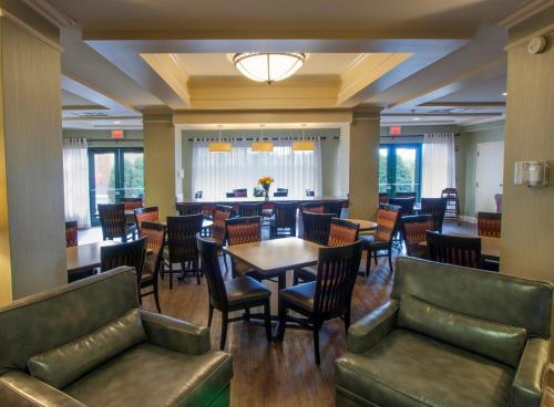 Гостиная зона в Holiday Inn Express & Suites Buffalo Airport by IHG