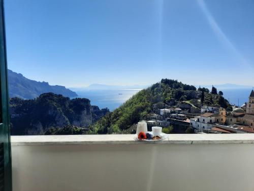 - Vistas a la ciudad y al océano en L'Arabesco Apartment, en Amalfi