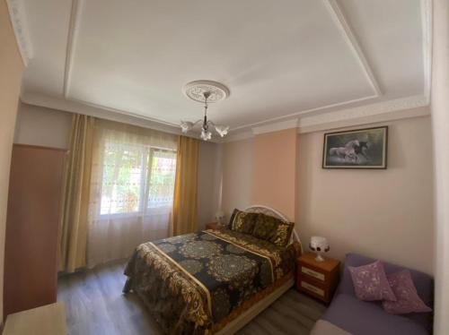 Een bed of bedden in een kamer bij Emniyet Sokak Apartment