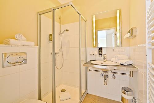 a bathroom with a shower and a sink at Hotel Weinberg-Schlößchen in Oberheimbach