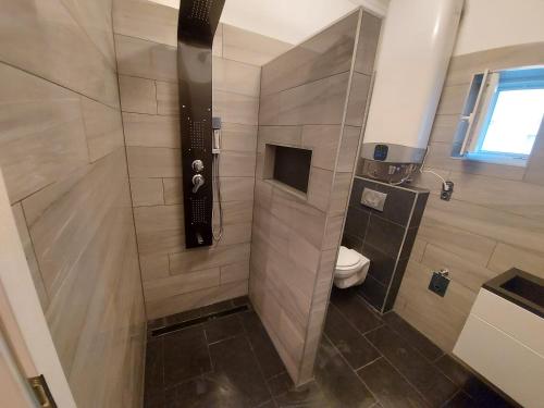 シオーフォクにあるLeander Houseのバスルーム(シャワー、トイレ付)