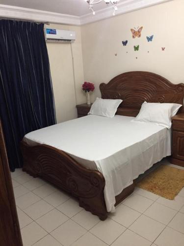 a bedroom with a large bed in a room at Chez Eva Jolie in Dakar