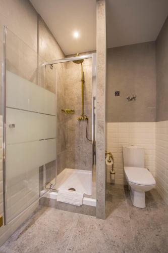 Ein Badezimmer in der Unterkunft DayFlat Apartments Khreschatyk