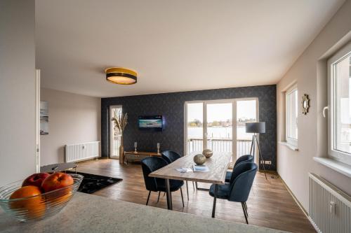 a living room with a dining room table and chairs at Ferienhaus Hafenblick in Malchow