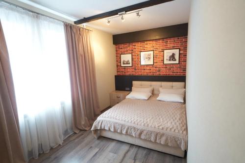 Кровать или кровати в номере Apartment on Pobeda 4 with sauna