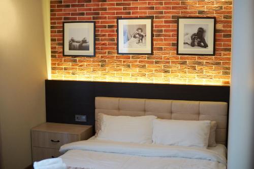 Кровать или кровати в номере Apartment on Pobeda 4 with sauna
