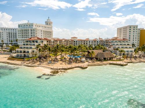 een luchtzicht op een resort op het strand bij Fiesta Americana Cancun Villas in Cancun