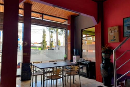 een eetkamer met een tafel en stoelen bij Hotel Rosichan Bau Bau Mitra RedDoorz in Baubau