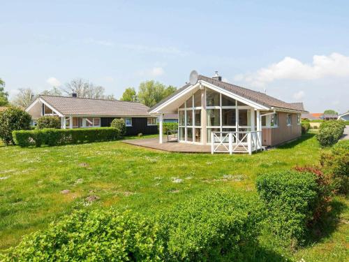 een huis met een gazon ervoor bij 6 person holiday home in GROEMITZ in Grömitz