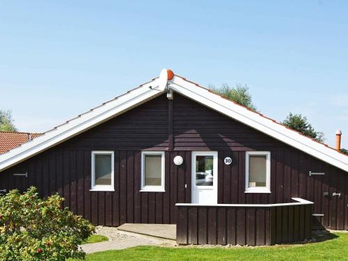 オッテルンドルフにある6 person holiday home in Otterndorfの黒屋根