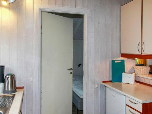 eine Küche mit einer Tür, die in ein Zimmer führt in der Unterkunft Two-Bedroom Holiday home in Gelting 1 in Gelting