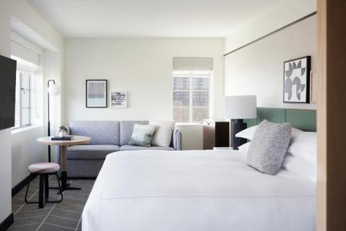 Ein Bett oder Betten in einem Zimmer der Unterkunft Kimpton Sylvan Hotel Buckhead Atlanta