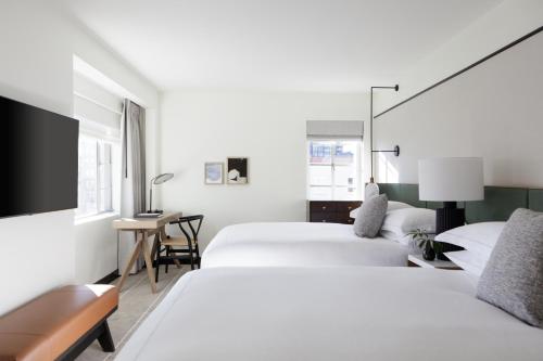 Ein Bett oder Betten in einem Zimmer der Unterkunft Kimpton Sylvan Hotel Buckhead Atlanta