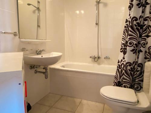 uma casa de banho com um lavatório, um WC e uma banheira em Hello Zeeland - Appartement Port Scaldis 09-072 em Breskens