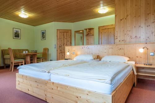 Postel nebo postele na pokoji v ubytování Gasthof Weißer Schwan