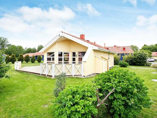 een klein huis in een tuin met een groen veld bij 4 person holiday home in Otterndorf in Otterndorf