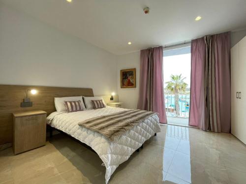 Postel nebo postele na pokoji v ubytování La Reggia Seaview Guesthouse